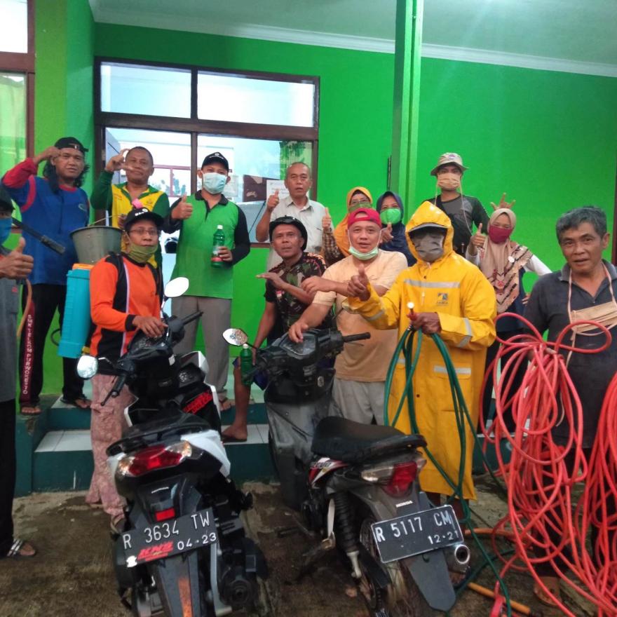 Tanggap COVID-19, Pemdes lakukan Penyemprotan Disinfektan!